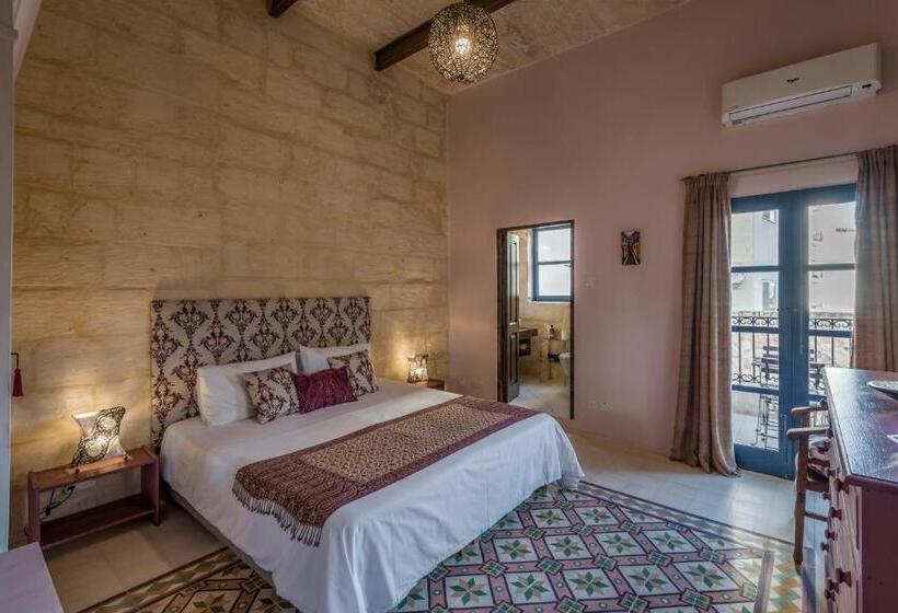 اتاق استاندارد با بالکن, The Stone House