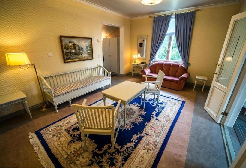 سوییت خانوادگی, Karolineburg Manor House