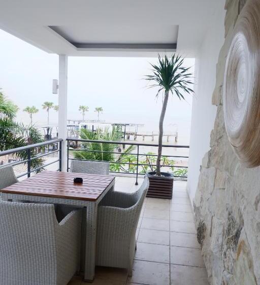 سوییت با چشم‌انداز دریا, Ocean View Residence