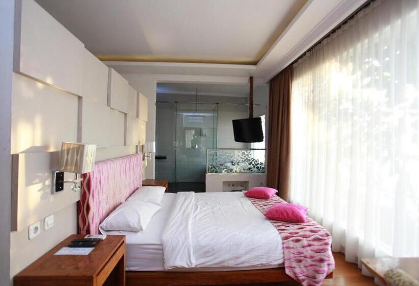 سوییت با چشم‌انداز دریا, Ocean View Residence