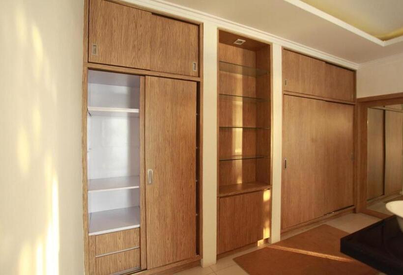 سوییت با چشم‌انداز دریا, Ocean View Residence