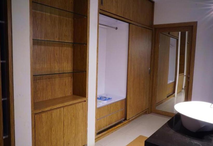 سوییت با چشم‌انداز دریا, Ocean View Residence