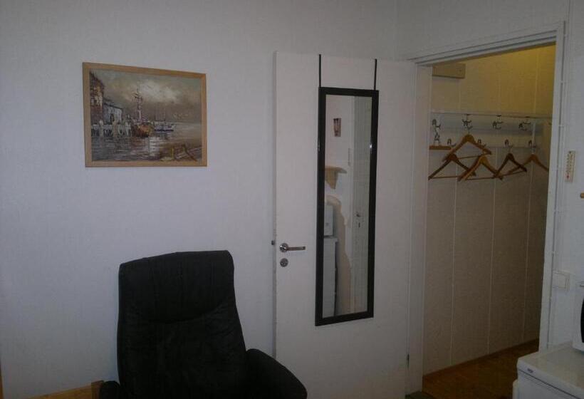 استودیوی استاندارد, Scouts  Hostel