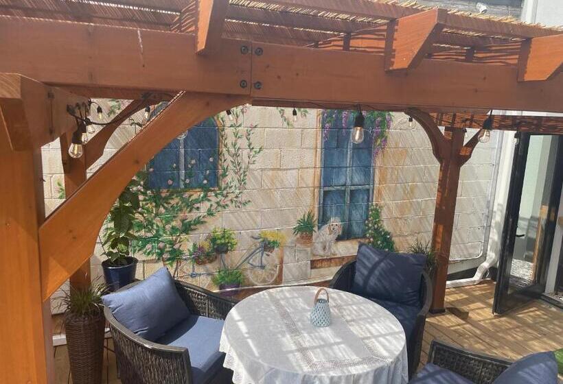 آپارتمان 1 خوابه با تراس, L Auberge De France Inn