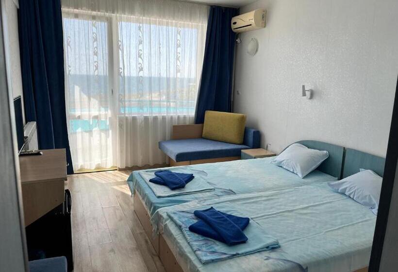 اتاق استاندارد با بالکن و چشم‌انداز دریا, Family Hotel Delfina