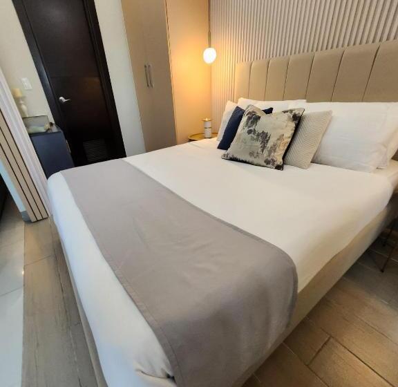 آپارتمان 1 خوابه با بالکن, Luxestaysmnl Parisian Charm 1br Suite Pool Gym 400mbps Wifi Netflix Amazing City View
