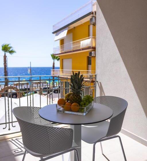 اتاق لوکس با چشم‌انداز دریا, Aura Room