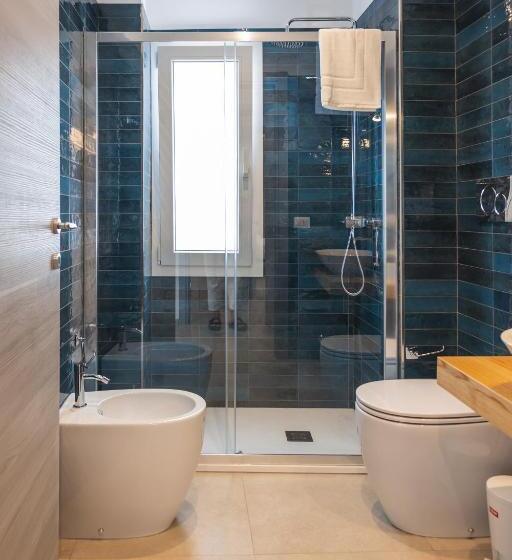 اتاق استاندارد با بالکن و چشم‌انداز دریا, Aura Room