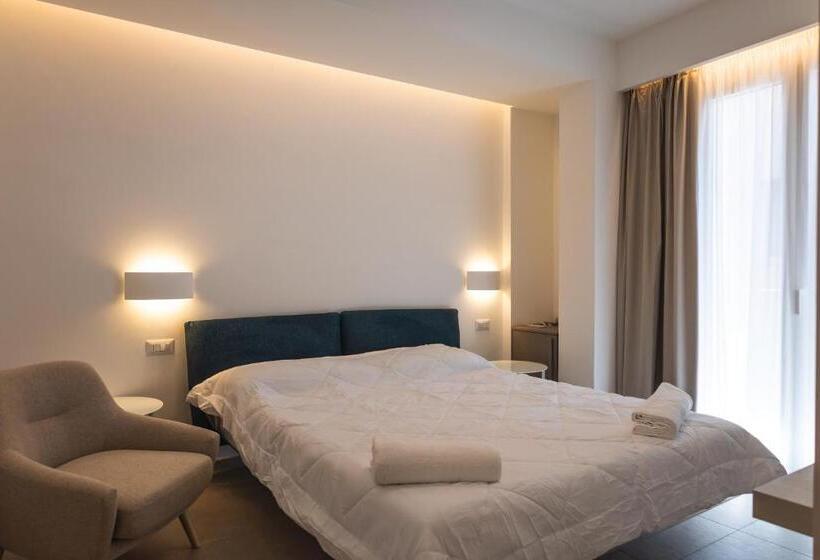 اتاق استاندارد با بالکن و چشم‌انداز دریا, Aura Room