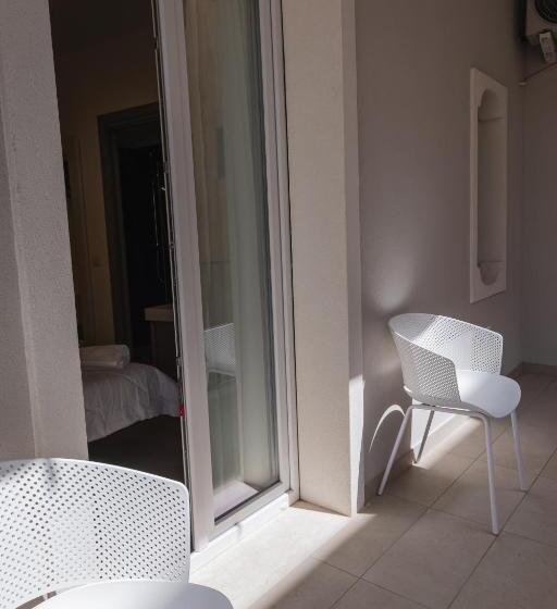 اتاق استاندارد با بالکن و چشم‌انداز دریا, Aura Room