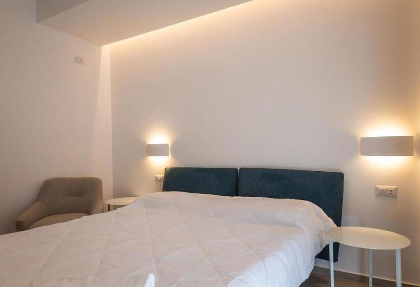 اتاق استاندارد با بالکن و چشم‌انداز دریا, Aura Room