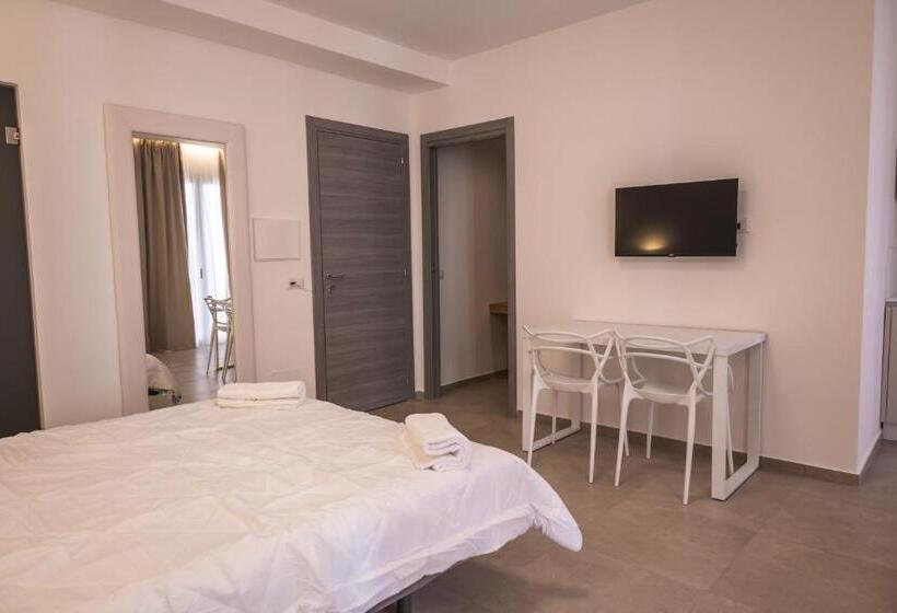 اتاق استاندارد سه نفره, Aura Room