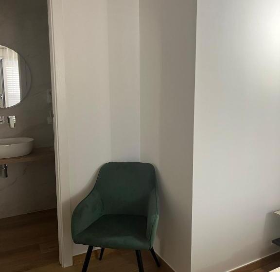 اتاق لوکس با بالکن, Al Duomo Suites
