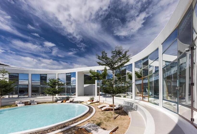 اتاق استاندارد با چشم‌انداز استخر, Isea Resort