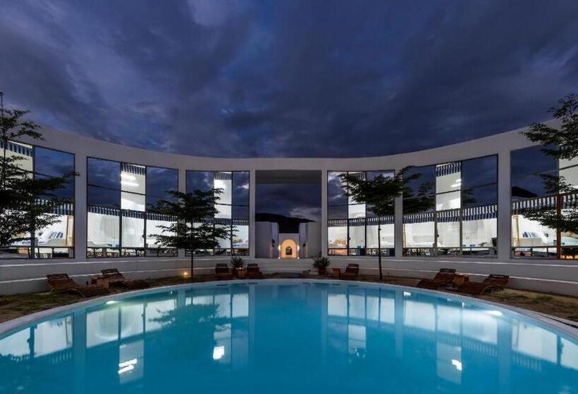 اتاق استاندارد با چشم‌انداز استخر, Isea Resort