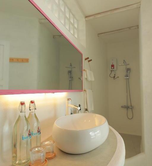اتاق استاندارد با چشم‌انداز دریا, Isea Resort