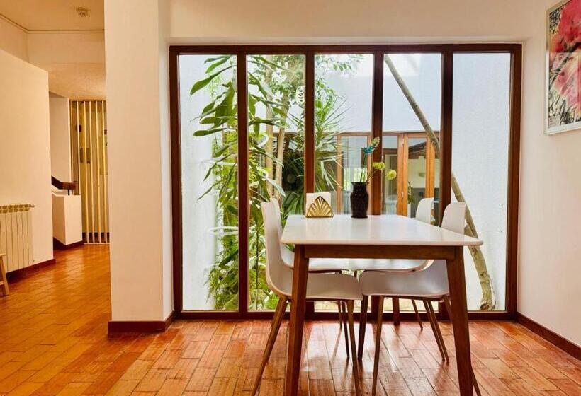 اتاق لوکس, Aomo Art Space Hostel