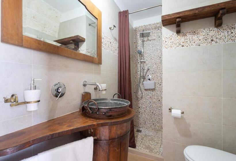 اتاق سوپریور, Corallo House