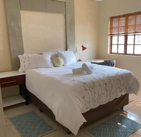 اتاق استاندارد با بالکن, Lizzards Villa Guest House