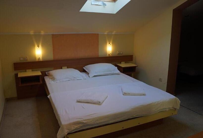 اتاق استاندارد سه نفره, Vila Rosa Maria