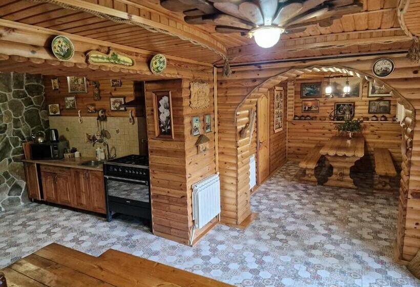 سوییت خانوادگی, гуцульська хата
