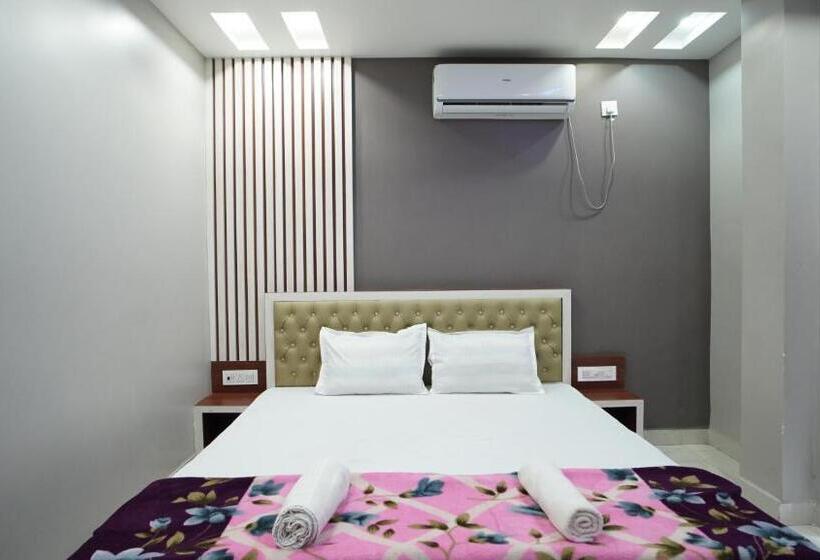 اتاق لوکس با تخت بزرگ, Diya Lodge !! Near Toy Train Park !! New Digha !!