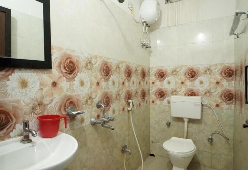 اتاق لوکس با تخت بزرگ, Diya Lodge !! Near Toy Train Park !! New Digha !!