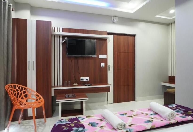 اتاق لوکس با تخت بزرگ, Diya Lodge !! Near Toy Train Park !! New Digha !!
