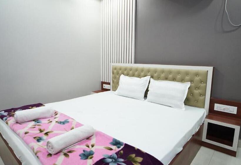 اتاق لوکس با تخت بزرگ, Diya Lodge !! Near Toy Train Park !! New Digha !!