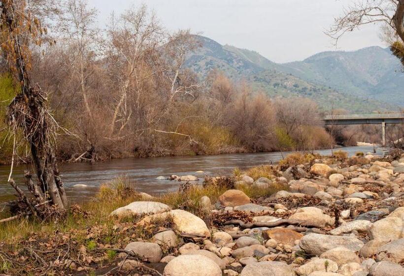 بانگلوی استاندارد, Sequoia River Front Cabins