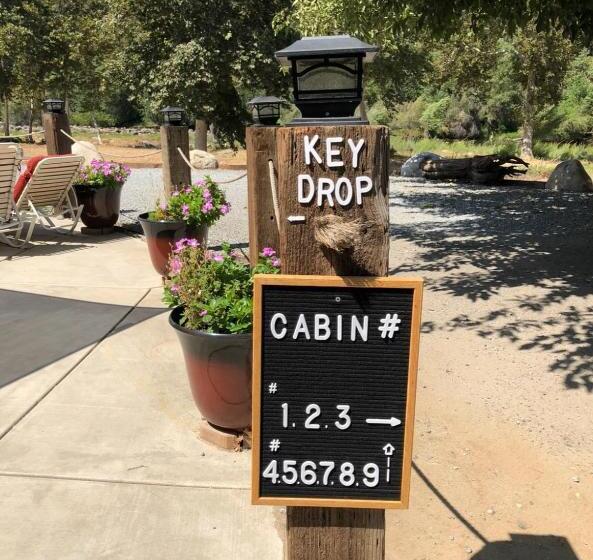 بانگلوی استاندارد, Sequoia River Front Cabins