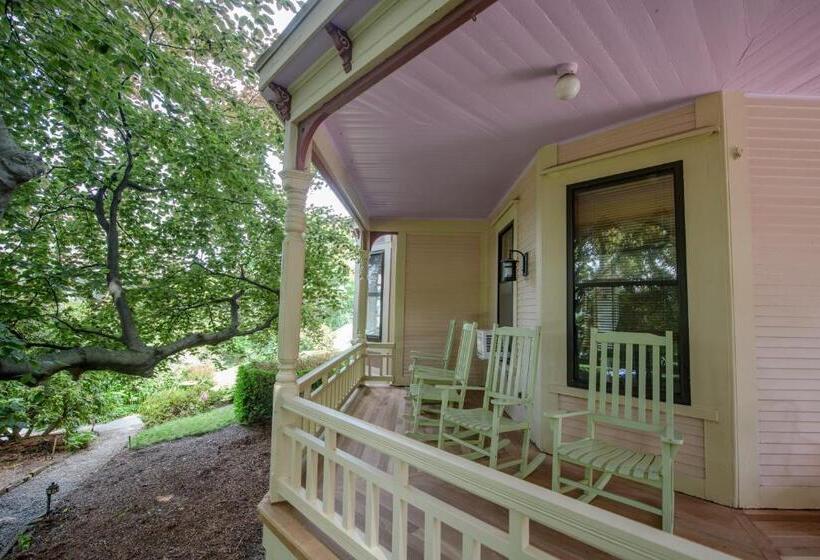 Standard Triple Room with Terrace, 254 South Union Street Guest House