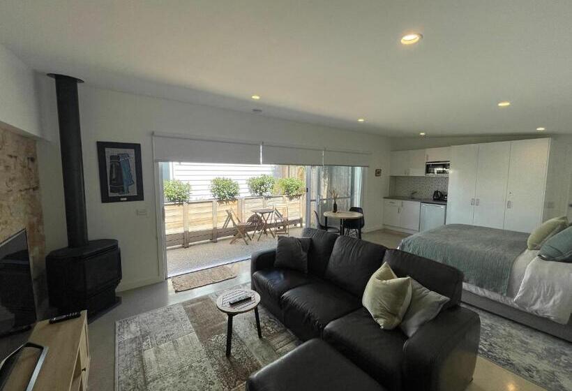 اتاق لوکس با تخت بزرگ, Port Fairy Bnb   The Green Suite