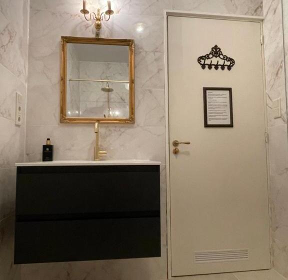 اتاق لوکس با بالکن, Comfortable Stylish Room In City Centre Of The Hague