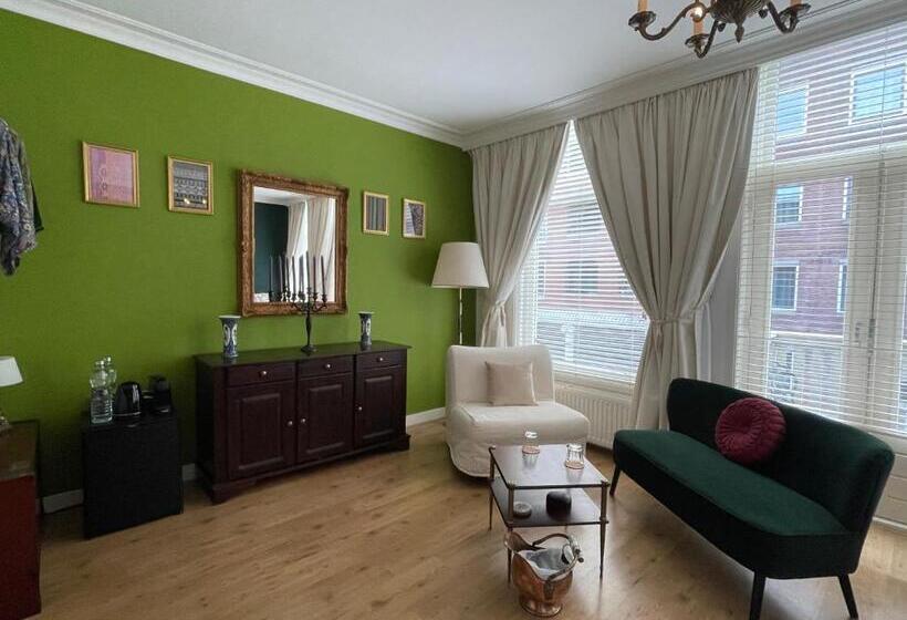 اتاق لوکس با بالکن, Comfortable Stylish Room In City Centre Of The Hague