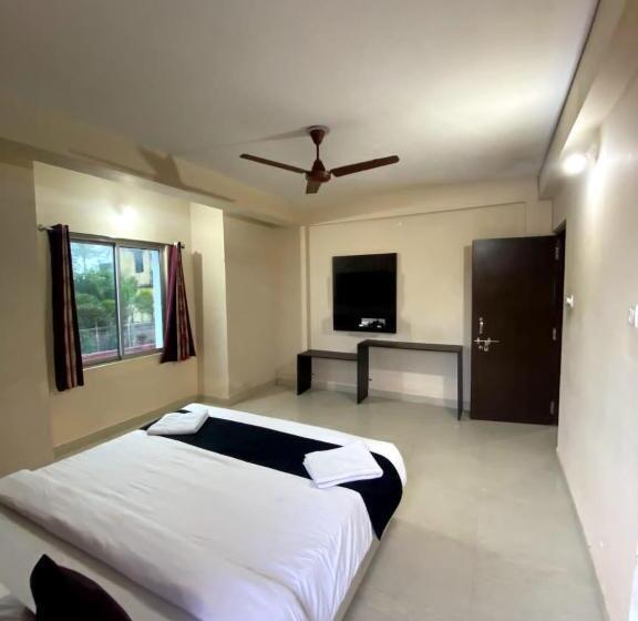 اتاق لوکس, Grand Resort Puri   Swimming Pool And Garden, Near Sea Beach And Temple Fully Air Conditioned