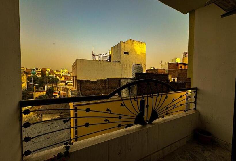 اتاق لوکس با بالکن, El Profesor Varanasi