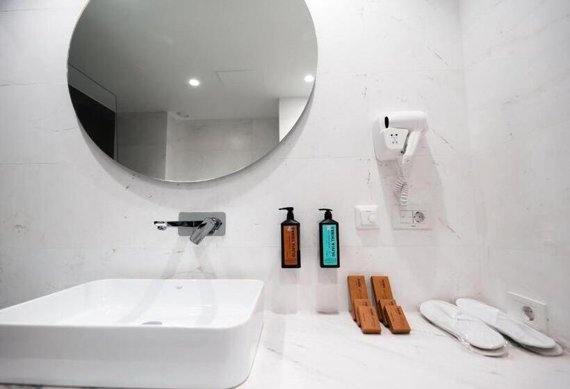 اتاق لوکس خانوادگی, Naos Luxury