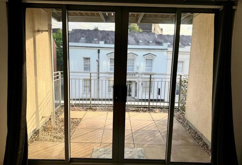 اتاق لوکس با بالکن, The Red Suites