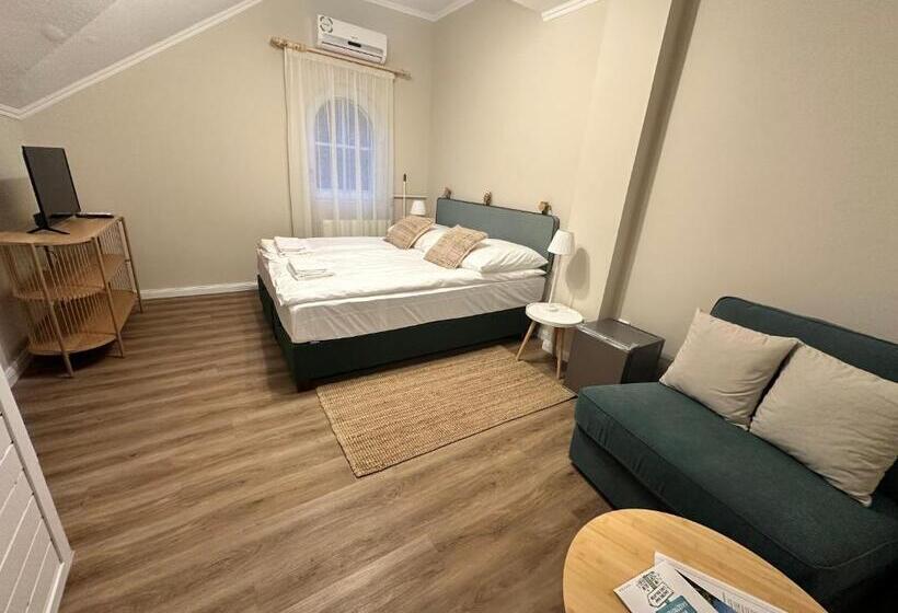 اتاق استاندارد سه نفره, Délceg Réce Mini
