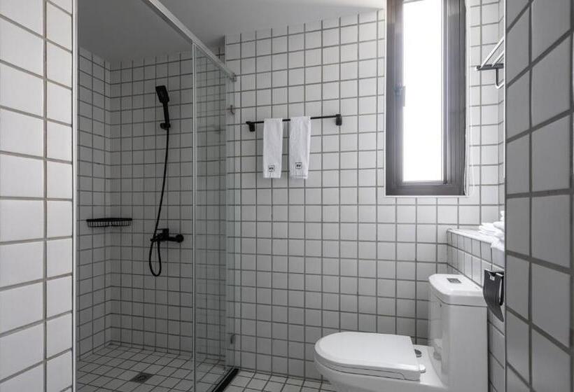 اتاق لوکس چهار تخته, H Suite Inn