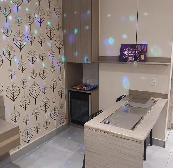 سوئیت با وان آب گرم, Deslize Motel 5