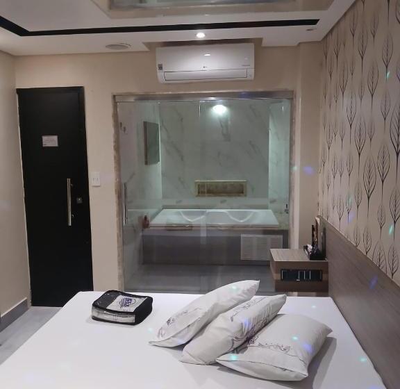 سوئیت با وان آب گرم, Deslize Motel 5