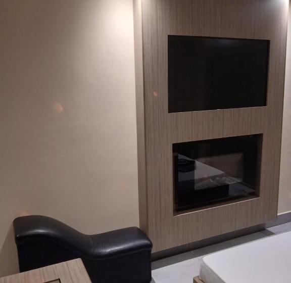 سوئیت با وان آب گرم, Deslize Motel 5