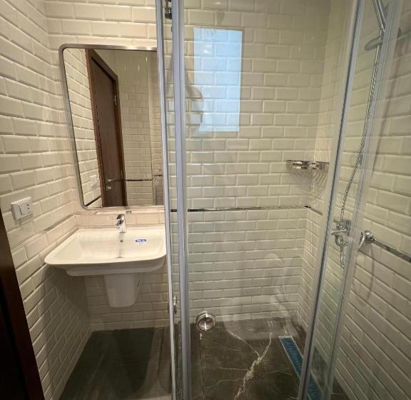 استودیوی سوپریور, Elegance Tower