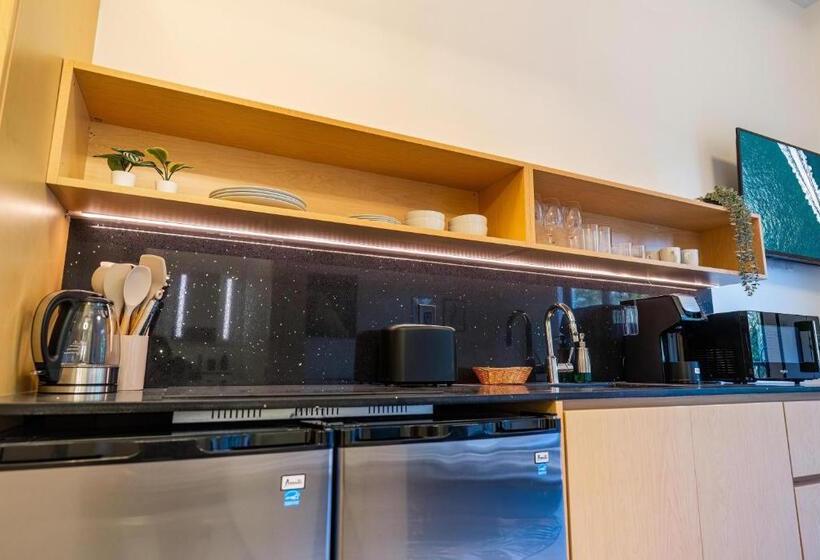 استودیوی لوکس, Olive Apartments