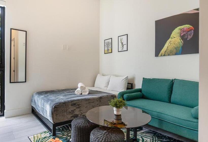 استودیوی استاندارد, Olive Apartments