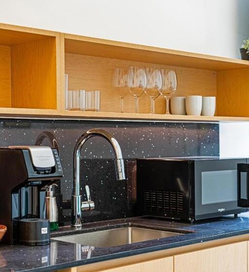 استودیوی استاندارد, Olive Apartments