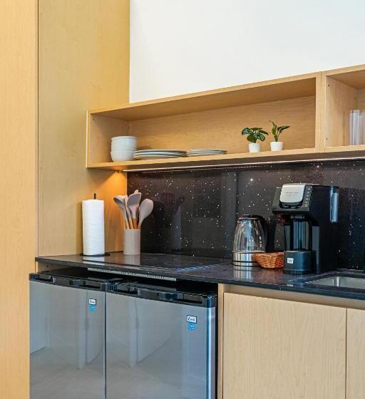 استودیوی استاندارد, Olive Apartments