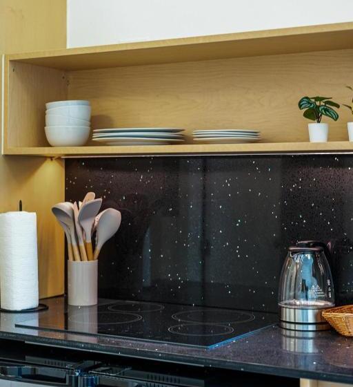 استودیوی استاندارد, Olive Apartments
